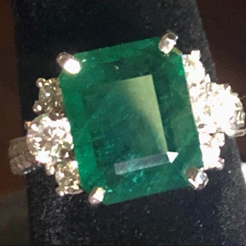 5.50 ct Emerald.60 ctw Diamonds =6.10 ctw in 18kt White Gold Ring size 6.5, NWT